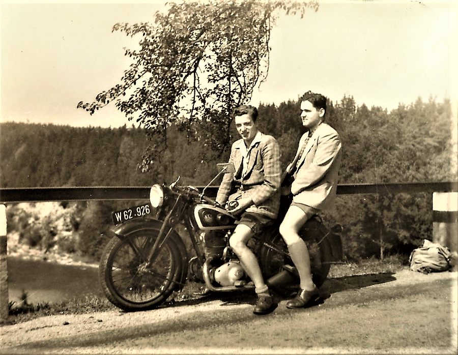 Die Brüder Schmid auf dem Motorrad