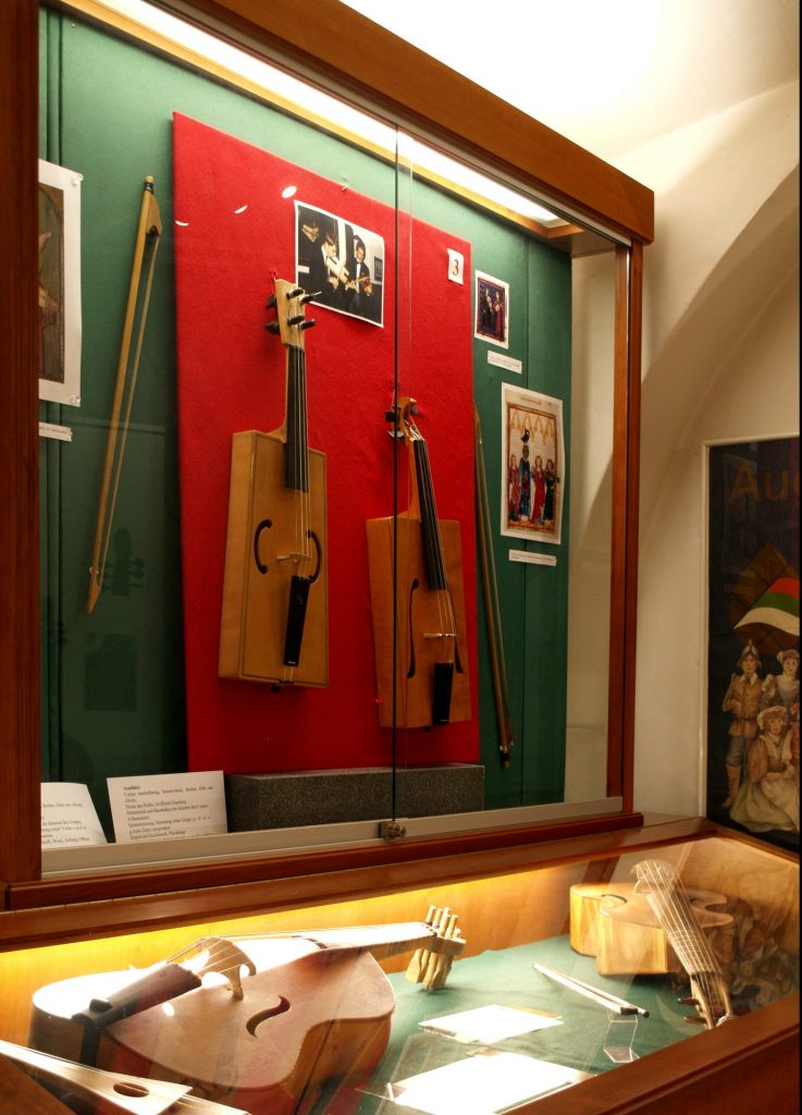 Kastenfideln, Kniefidel