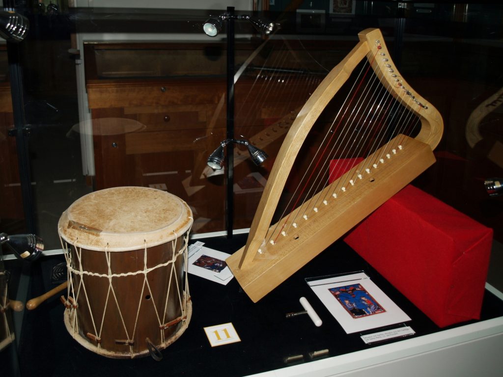 Gotische Harfe und Trommel