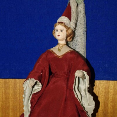 Handgefertigte Figurine in historischer Tracht, angefertigt von Johanna Krausgruber (geb. Henzel)