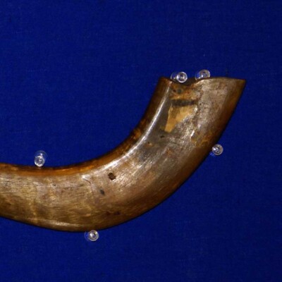 Schofar, das Horn eines Tieres, wird zum jüdischen Neujahrsfest und 10 Tage später am Versöhnungstag geblasen