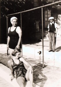 1941: Paula, Erika und Bademeister Hofbauer.