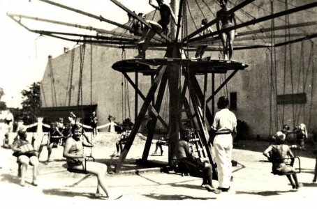 Spielgeräte im Schwarzbad, 1930.