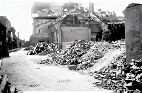 Bombentreffer in der Neusiedlerstraße (Foto: Museum Mödling).