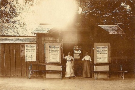Eingang Neusiedlerstraße, rechts Maria Mildner.