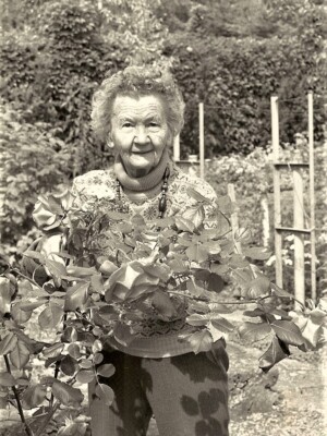 Paula in ihrem geliebten Garten.