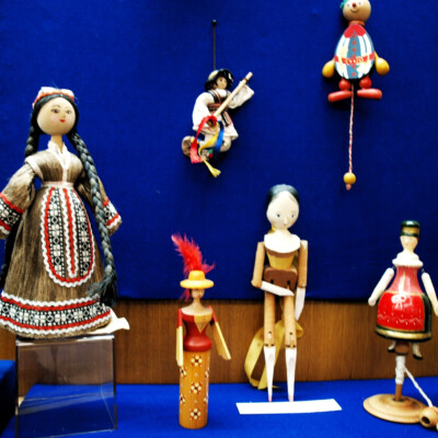 ganz links: Puppe aus Tadschikistan