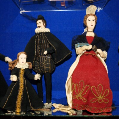 links: Spanische Mode (ca. 1600-1670), rechts: Prinz Eugen: Barock (ca. 1670–1750)