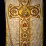 Kasel, Bassgeigenform; Stickmotiv: Hl. Josef mit Kind (Patron der Waisenhauskirche)