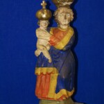 Holzfigur Madonna mit Kind, 19. Jahrhundert, bemalt in den traditionellen Farben Blau und Rot