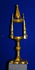 Turmreliquiar, Augsburg/im Stil des 15. Jahrunderts, Messing vergoldet, sekundär als Kerzen- oder Lichtampel verwendet