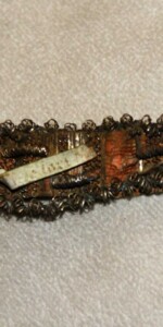 Reliquien folgender Heiligen (soweit noch lesbar) befinden sich in diesem Reifen: S.Fructuosæ.M., S.Eliodoræ.M., S.Victori.M., S.Reparatiæ.M., S.Laureati.M.