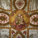 Kasel, Bassgeigenform; Detail des Stickmotivs: Hl. Josef mit Kind (Patron der Waisenhauskirche)