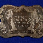 Gürtelschnalle: Zu Jom Kippur (Versöhnungsfest) tragen Männer den nur von einem Gürtel gehaltenen „Kittel“, das weiße Sterbegewand: „An diesem Tag werde ich eure Sünden vergeben, euch reinigen von allen euren Sünden. Vor Gott werdet ihr gereinigt.“