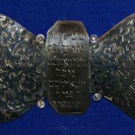 Gürtelschnalle: Zu Jom Kippur (Versöhnungsfest) tragen Männer den nur von einem Gürtel gehaltenen „Kittel“, das weiße Sterbegewand: „Gott wird eure Sünden vergeben und euch reinigen“