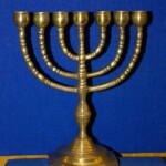 Menora: siebenarmiger kultischer Leuchter in Baumform; eines der wichtigsten Symbole des Judentums (Wappen des Staates Israel) Judentum