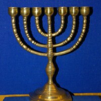 Menora: siebenarmiger kultischer Leuchter in Baumform; eines der wichtigsten Symbole des Judentums (Wappen des Staates Israel) Judentum