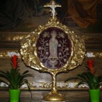 Marienbild beim Votivaltar, spätgotische Seidenstickerei (1480–1520). Bei der Zerstörung der Kirche 1529 blieb dieses Bild erhalten, ging aber verloren. Auf verschlungenen Pfaden gelangte es ins Stift Seitenstetten (NÖ) und wurde 1937 feierlich nach Mödling überführt.