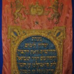 Thoramantel - Mappa, Burgenland „Gegeben zur Erinnerung an die heiligen Tage von der hochangesehenen Person Reb Schmuel Leb Franckel und seiner Frau Kittel. Seine Kerze soll leuchten“