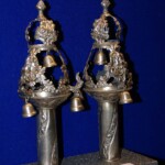 ein Paar Thoraaufsätze (Rimonim) mit Granatapfel